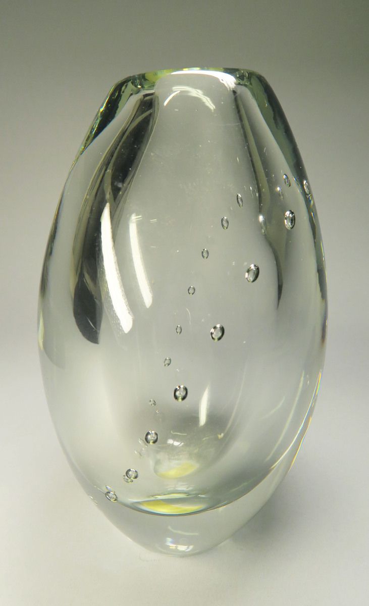 Kuvassa Gunnel Nymanin suunnittelema Helminauha-maljakko