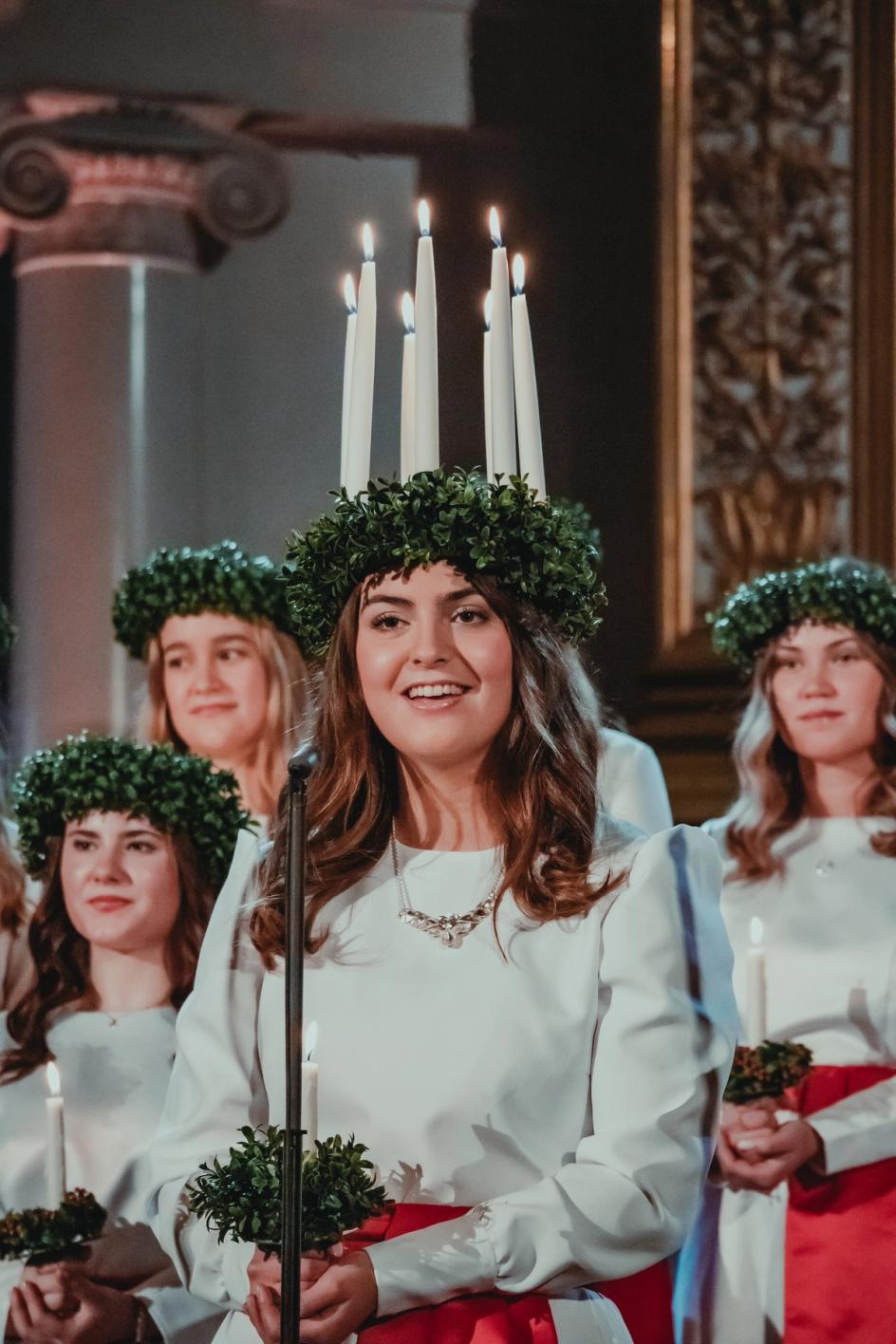 Lucia-neito Madeleinen Amoroso kynttiläkruunu päässään