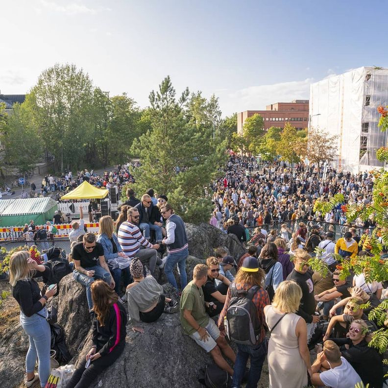 Толпа людей на Kallio Block Party в Хельсинки / Väentungos Kallio Block Partyssa Helsingissä