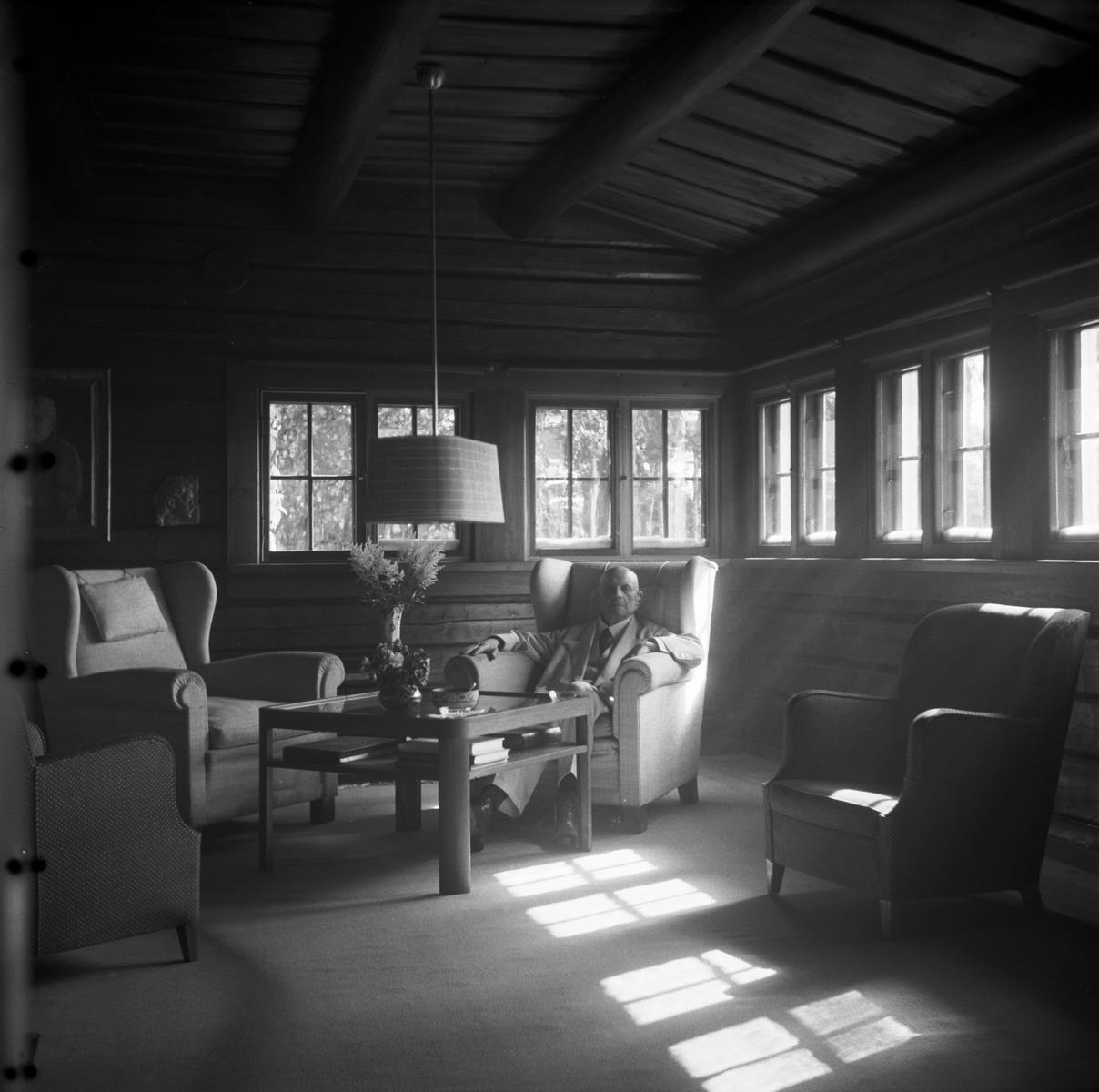 Jean Sibelius istuu nojatuolissa Ainolan kirjastossa