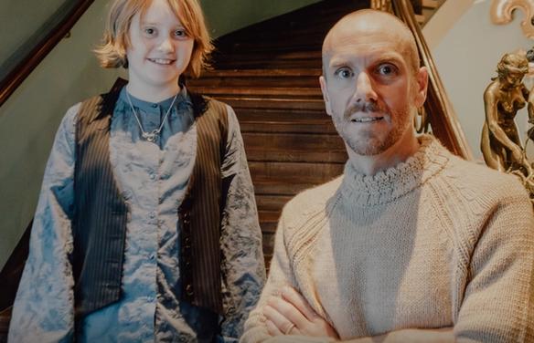 Kesäkirja -elokuvan ohjaaja Charlie McDowell ja näyttelijä Emily Matthews