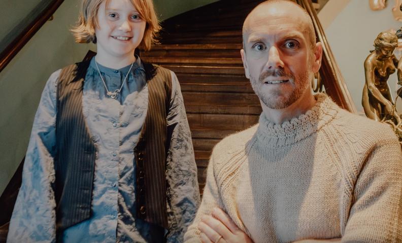 Kesäkirja -elokuvan ohjaaja Charlie McDowell ja näyttelijä Emily Matthews