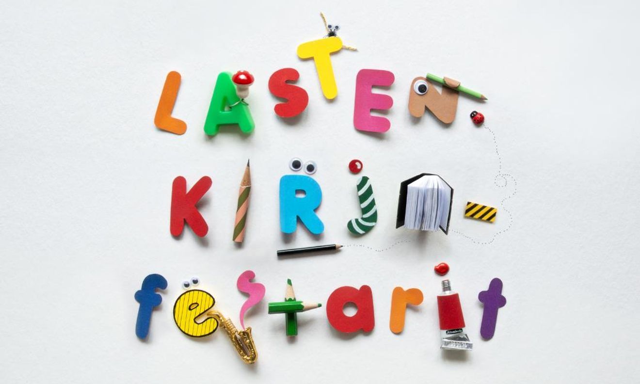 Разноцветная надпись «LASTEN KIRJAFESTARIT» из букв и мелких предметов (Lasten kirjafestarit -kirjainkollaasi).
