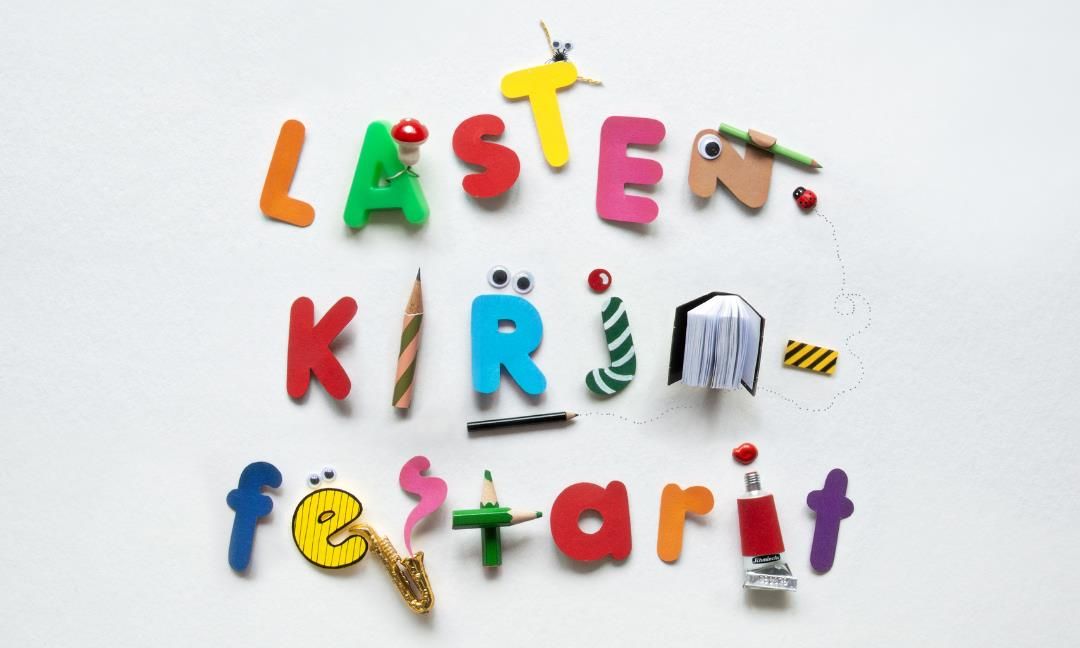 Разноцветная надпись «LASTEN KIRJAFESTARIT» из букв и мелких предметов (Lasten kirjafestarit -kirjainkollaasi).