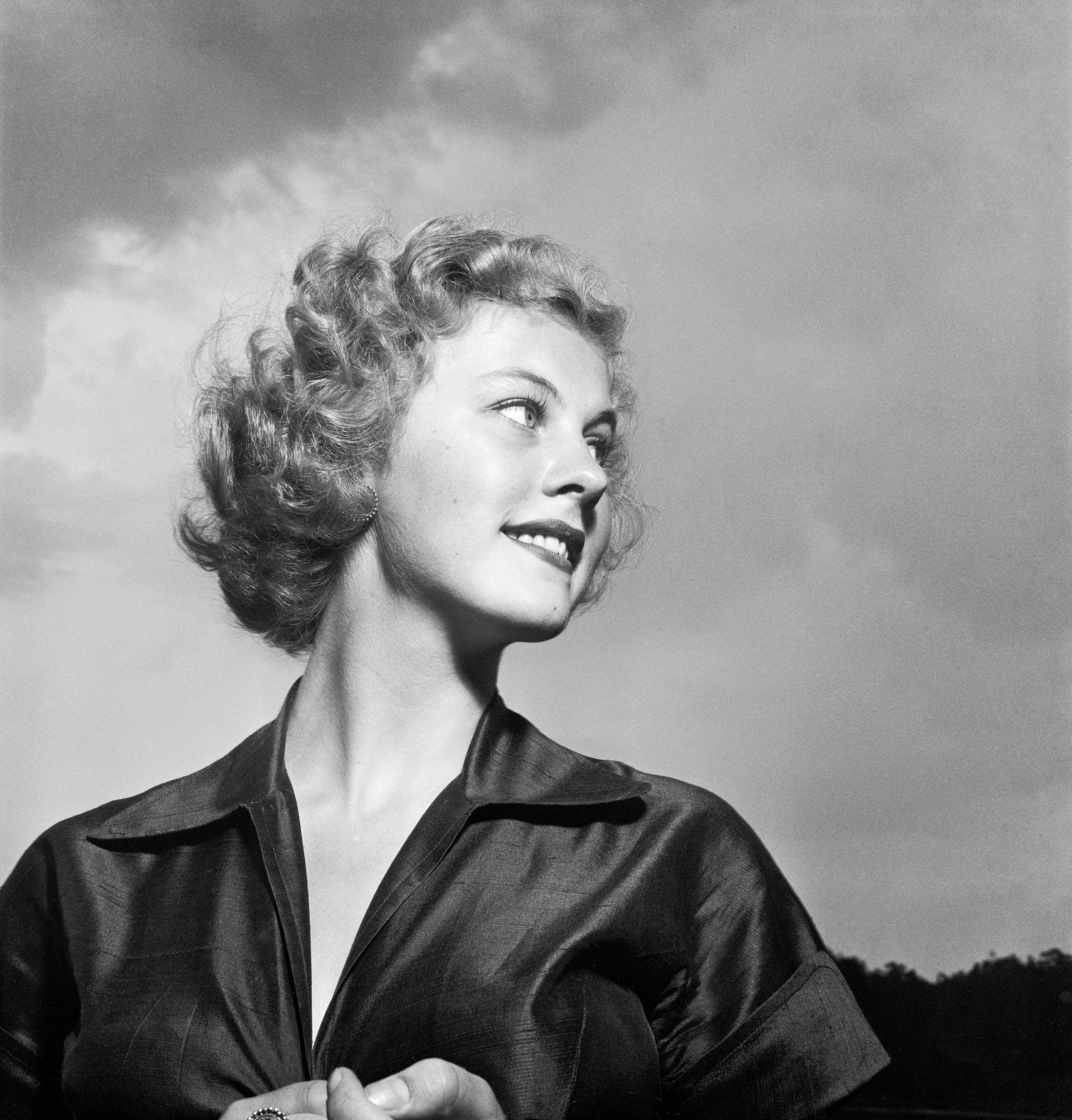 Арми Куусела смотрит в сторону, улыбаясь (Armi Kuusela katsoo sivulle hymyillen)