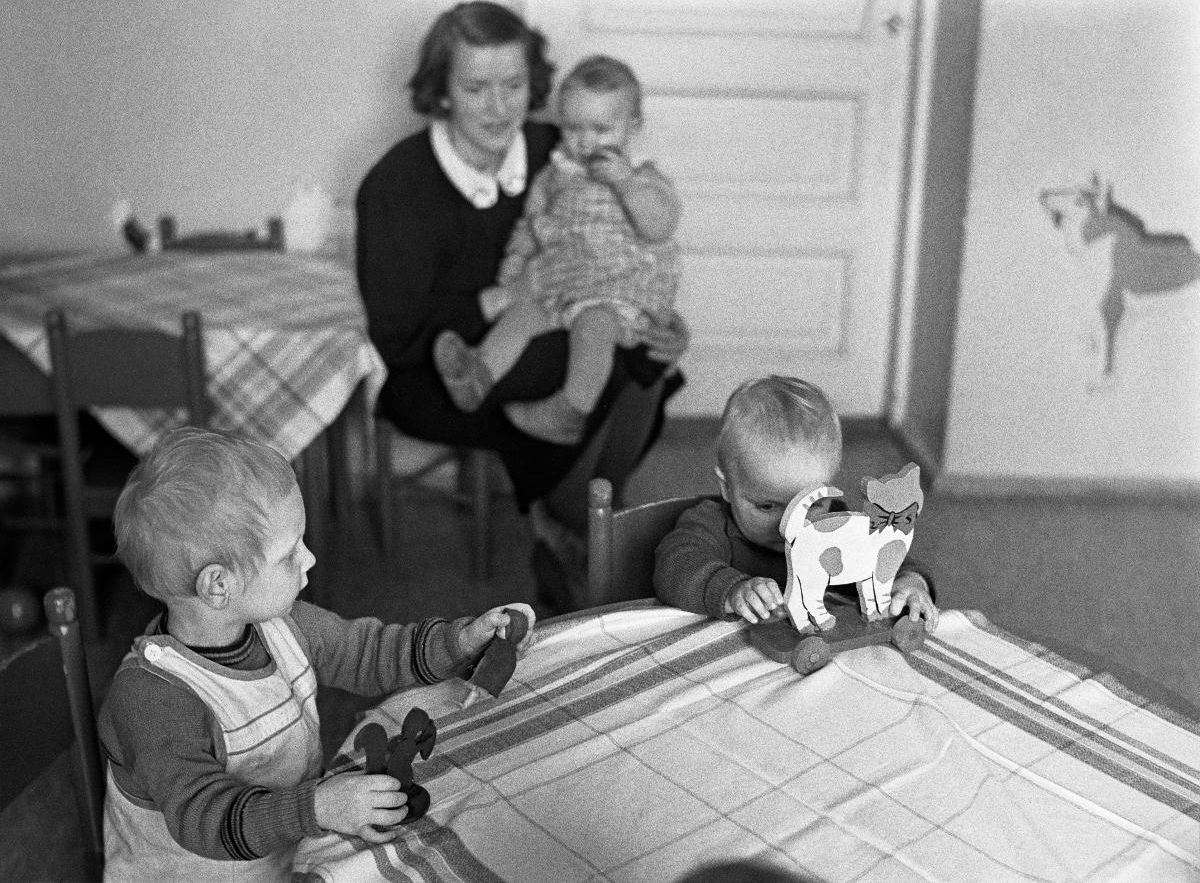 Lapsia Sophie Mannerheim-kodin lastentarhassa Helsingissä maaliskuussa 1941