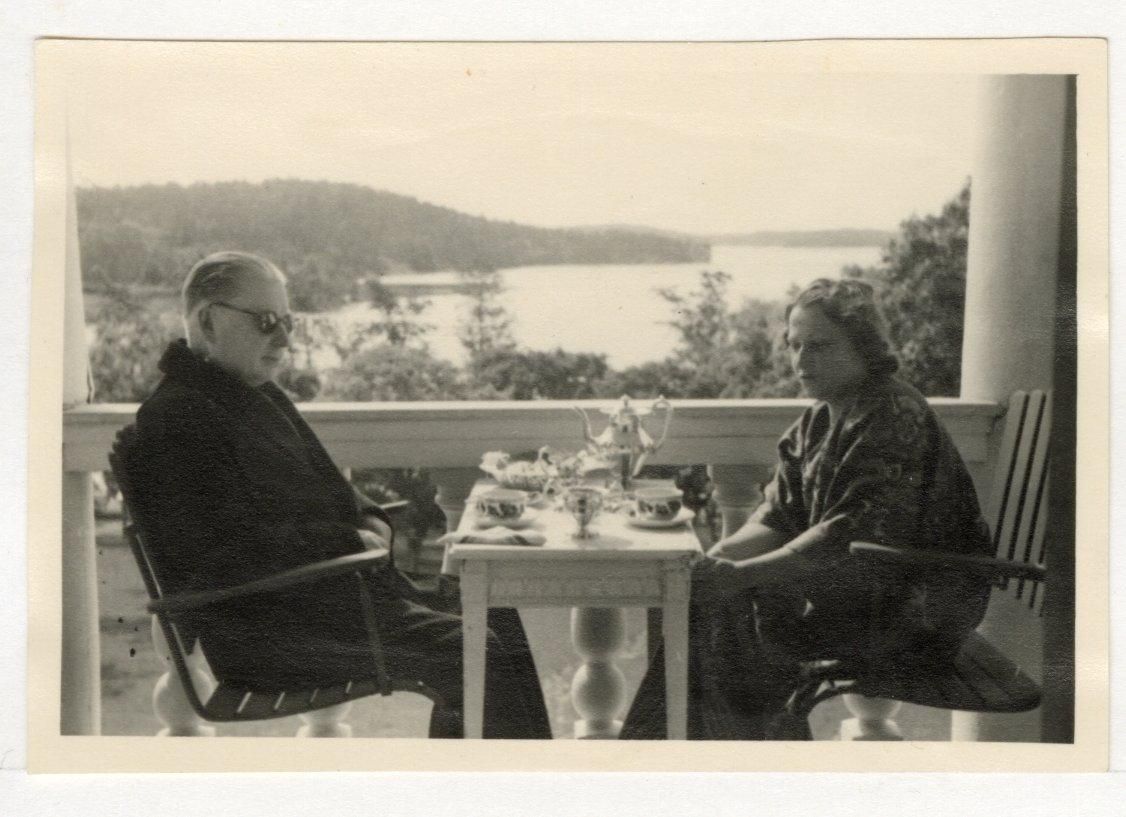 Амос Андерсон и Леа Пилтти за кофейным столом в Сёдерлонгвике (Amos Anderson och Lea Piltti vid kaffebordet i Söderlångvik)