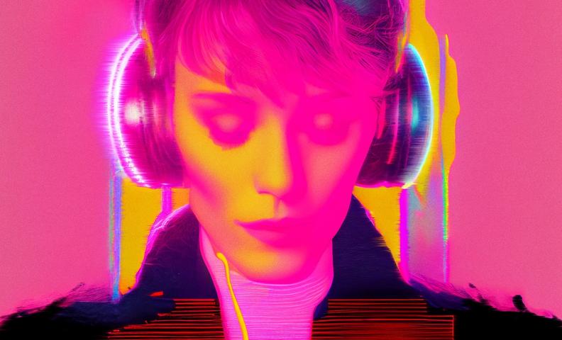 Женщина в наушниках слушает музыку с закрытыми глазами (Nainen kuuntelee musiikkia kuulokkeista silmät kiinni)