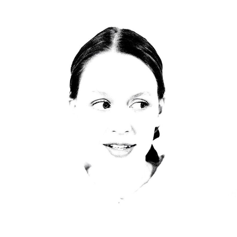 Черно-белый портрет женщины, смотрящей в сторону (Mustavalkoinen muotokuva sivulle katsovasta naisesta)