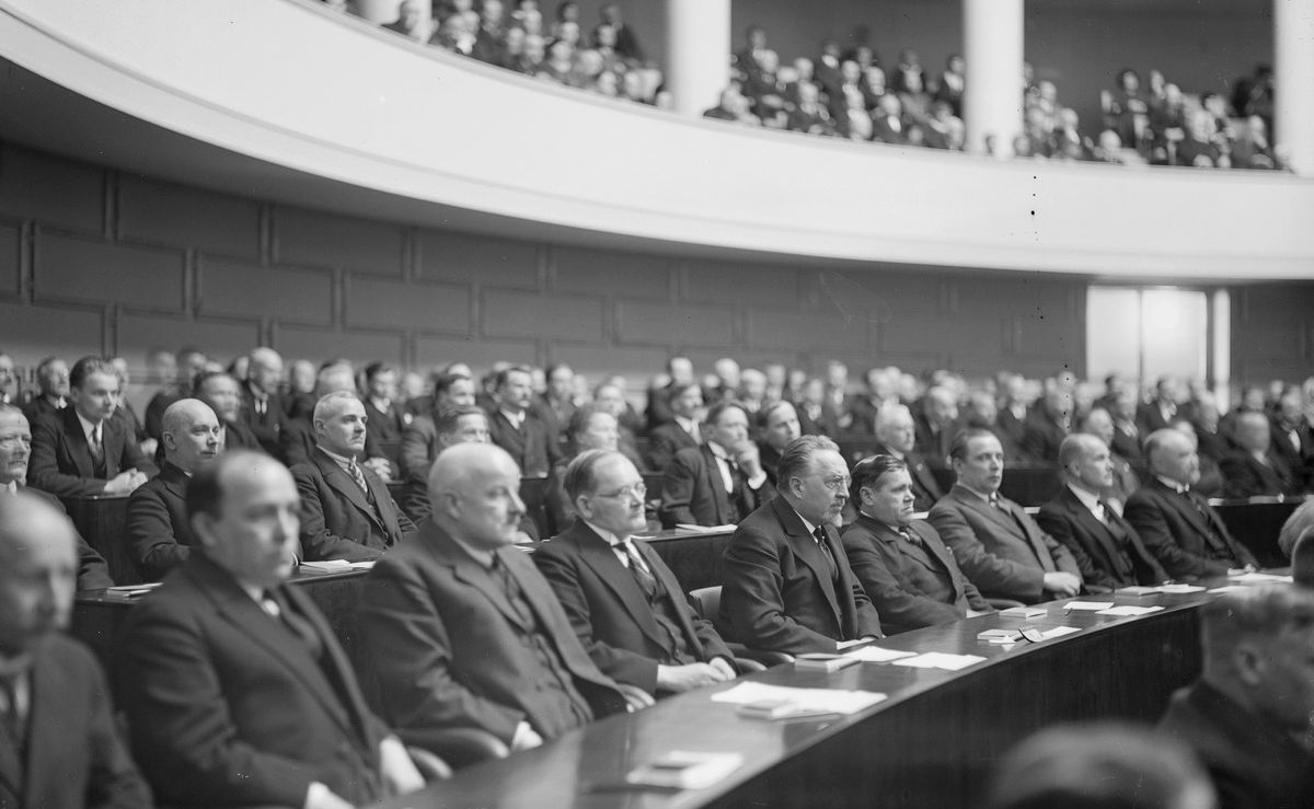 Заседание парламента во время президентских выборов (Presidentinvaalit eduskunnassa)