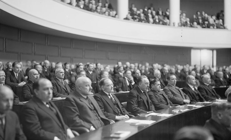 Заседание парламента во время президентских выборов (Presidentinvaalit eduskunnassa)