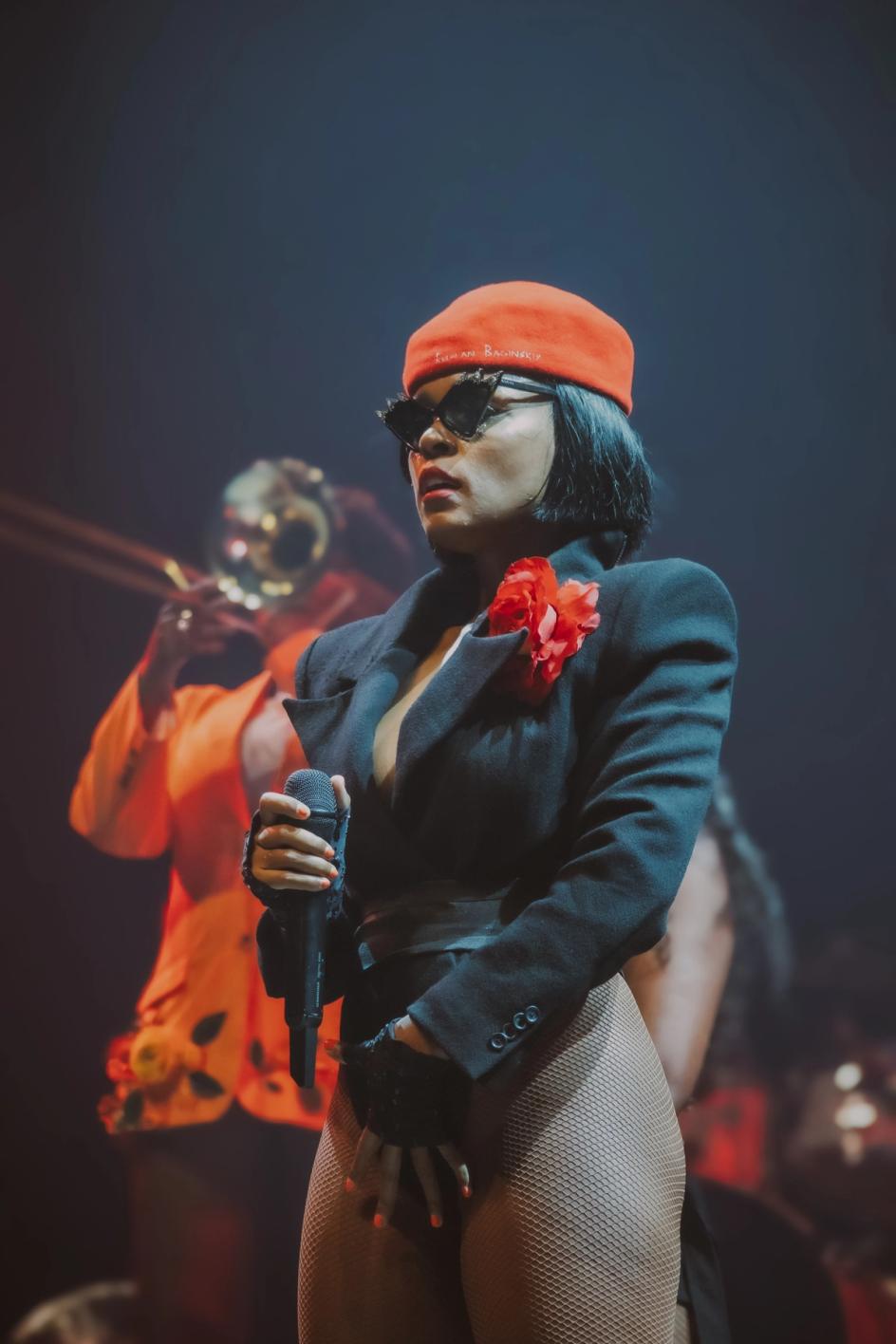 Laulaja Janelle Monáe esiintymässä Flow-festivaalilla Helsingissä