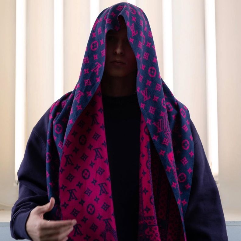 Человек, голова которого покрыта шарфом Louis Vuitton (Henkilö, jonka pää on peitetty Louis Vuitton -huivilla)