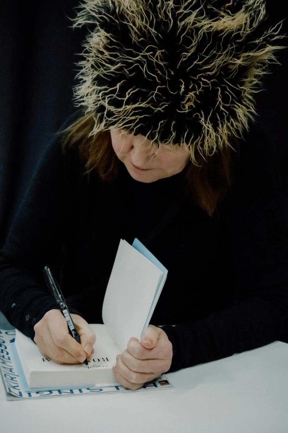 Kirjailija Rosa Liksom allekirjoittamassa teostaan