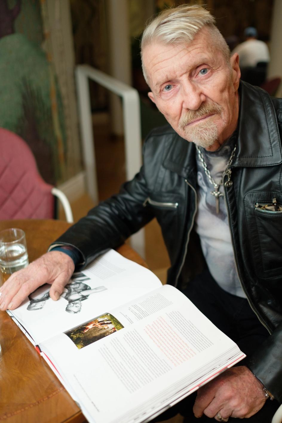 Kuvassa Durk Dehner istumassa pöydän ääressä katse kameraan