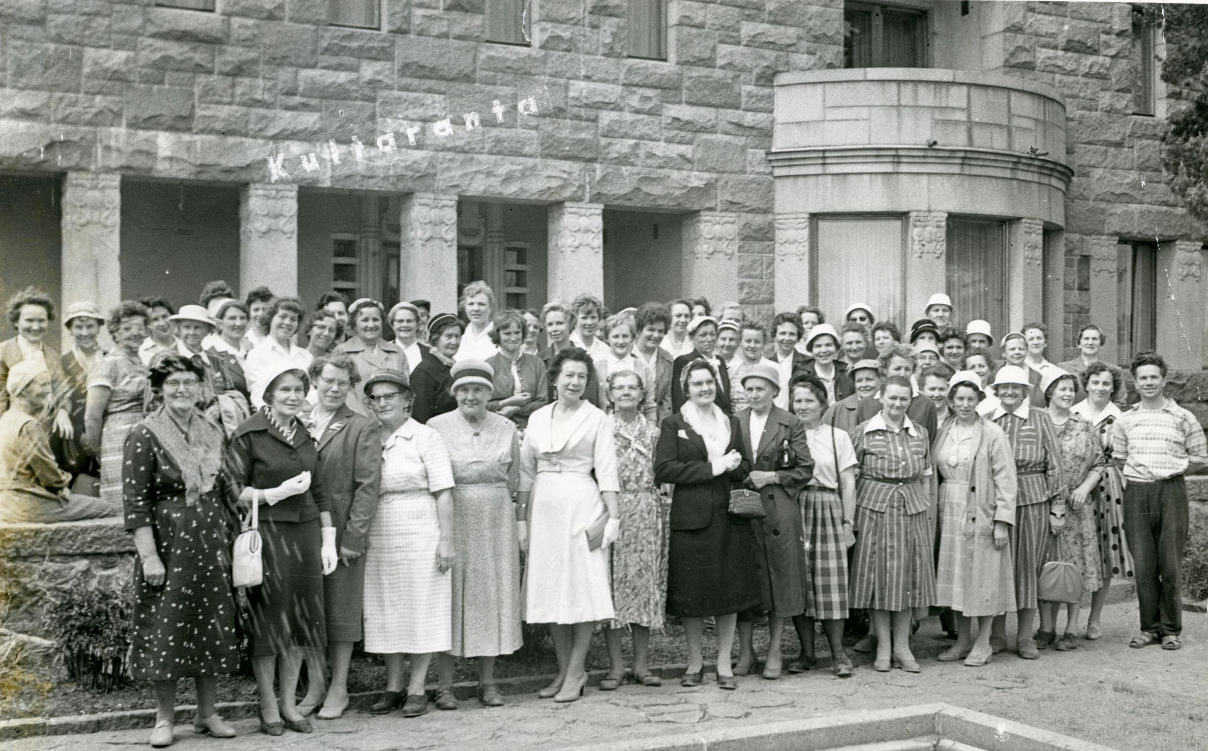Марты Эспоо на групповой фотографии в 1960 году (Espoon Martat ryhmäkuvassa vuonna 1960)