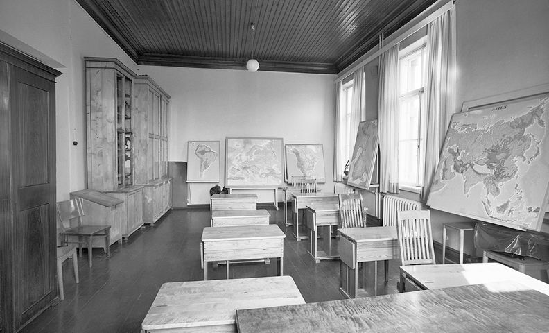 Классная комната с партами и географическими картами (Luonnontieteen luokka Sokeainkoulussa)