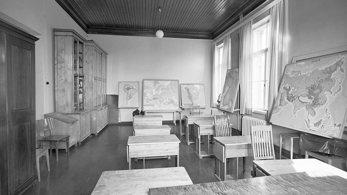Kuva: Hakli Kari, v. Sokeainkoulun luonnontieteen luokka. 1972. Helsinki City Museum.
