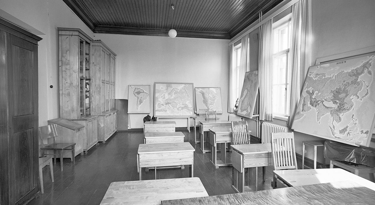 Классная комната с партами и географическими картами (Luonnontieteen luokka Sokeainkoulussa)