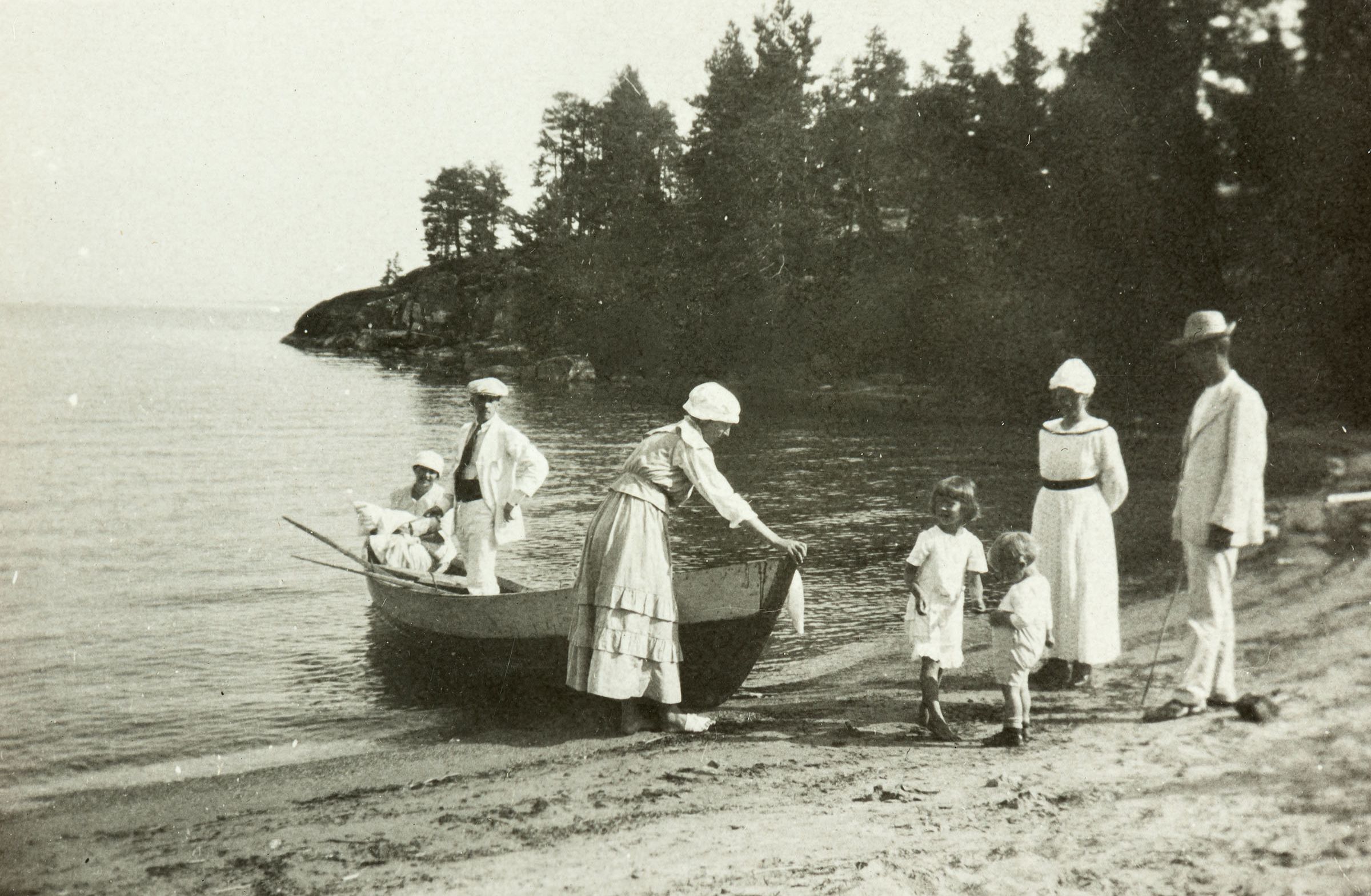 Лодка причаливает к песчаному берегу (Soutuvene rantautuu hiekkarannalle)