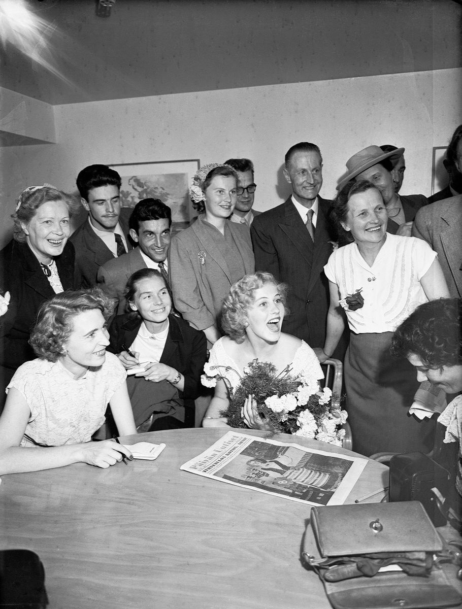 Арми Куусела на пресс-конференции в 1952 году (Armi Kuusela lehdistötilaisuudessa vuonna 1952)
