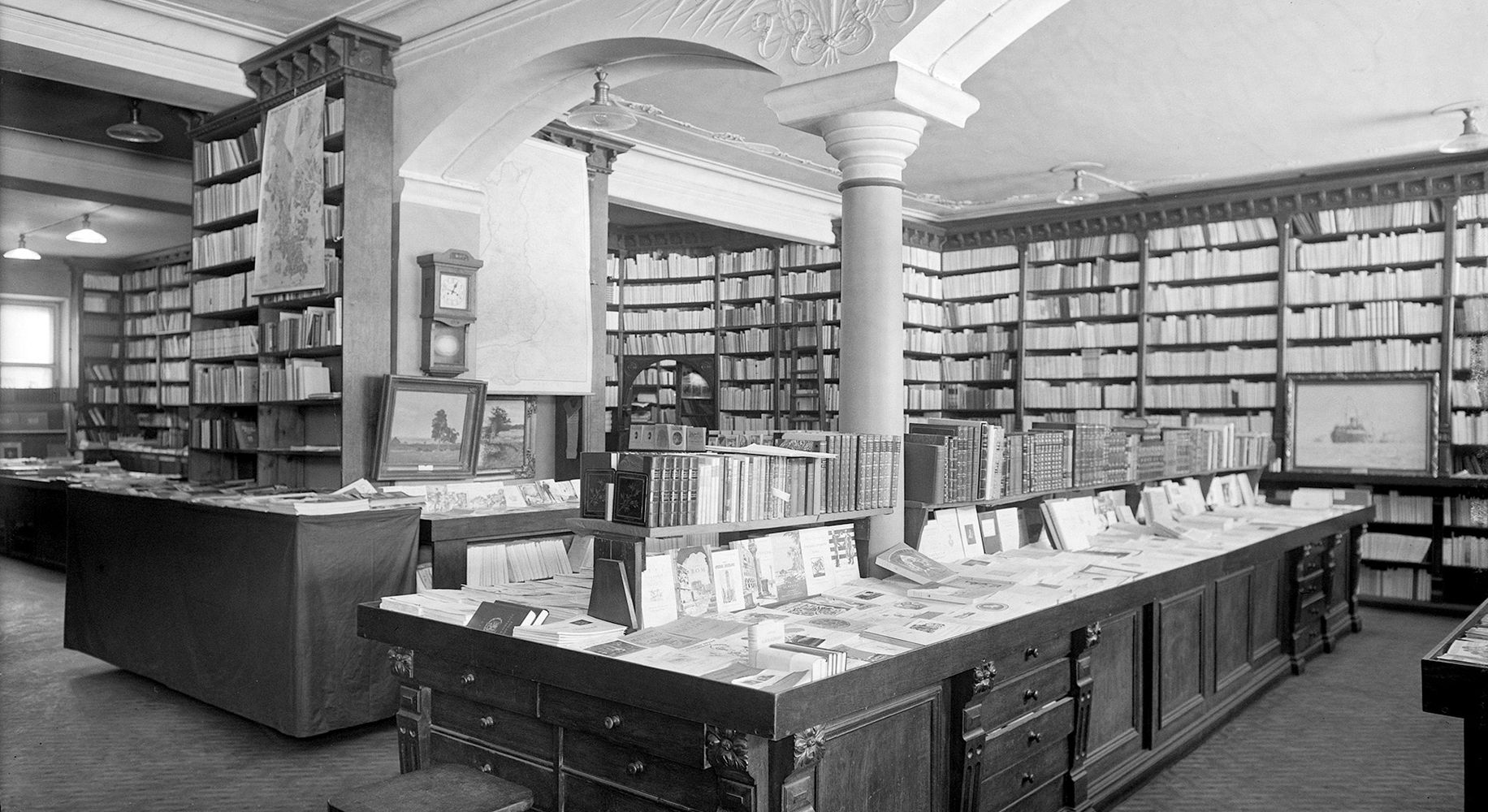 Kuva: Akateeminen kirjakauppa. tuntematon, Valokuvaaja 1921. Helsinki City Museum.