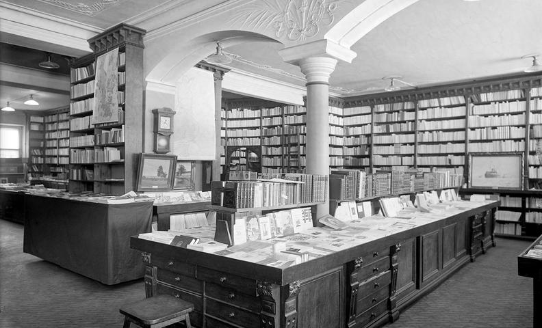 Kuva: Akateeminen kirjakauppa. tuntematon, Valokuvaaja 1921. Helsinki City Museum.