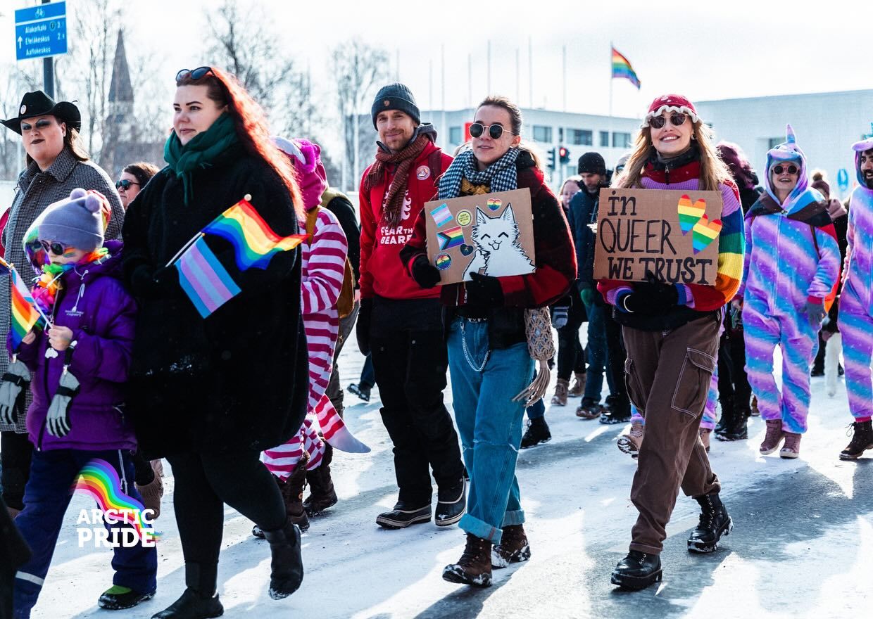 Зимний марш Arctic Pride с плакатами в снегу (Arctic Pride -talvimarssi kyltteineen lumessa)