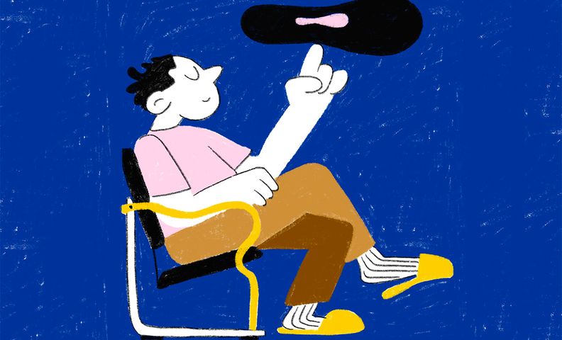 Мужчина в кресле крутит на пальце пластинку (Mies pyörittää sormellaan vinyylilevyä nojatuolissa istuessaan