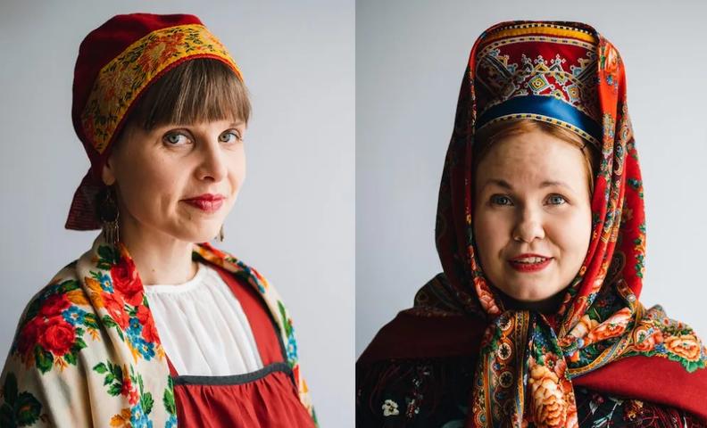 Фотопортрет двух женщин в национальных костюмах (Studiomuotokuva kahdesta naisesta kansallispuvuissa)