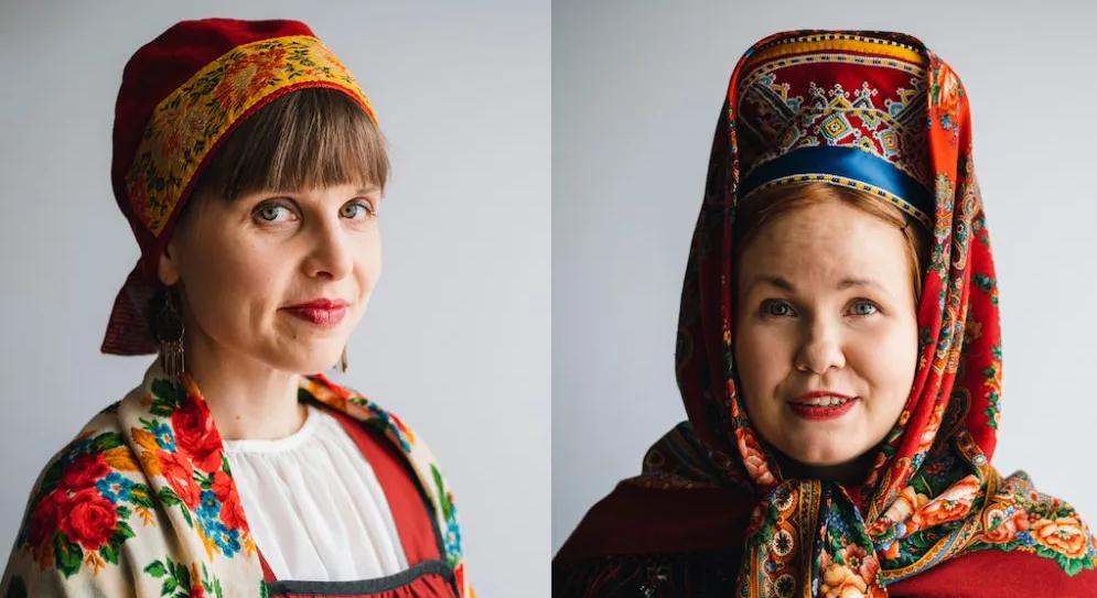 Фотопортрет двух женщин в национальных костюмах (Studiomuotokuva kahdesta naisesta kansallispuvuissa)