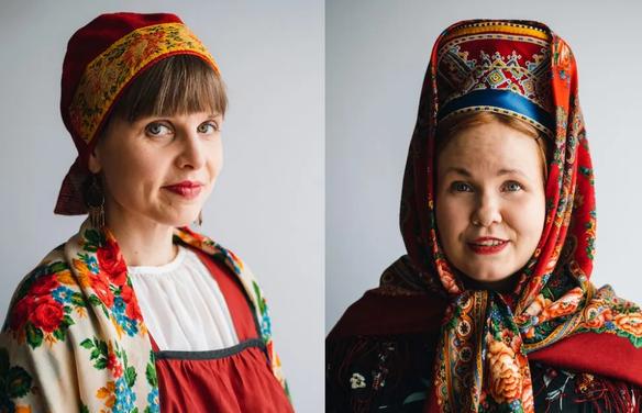 Фотопортрет двух женщин в национальных костюмах (Studiomuotokuva kahdesta naisesta kansallispuvuissa)