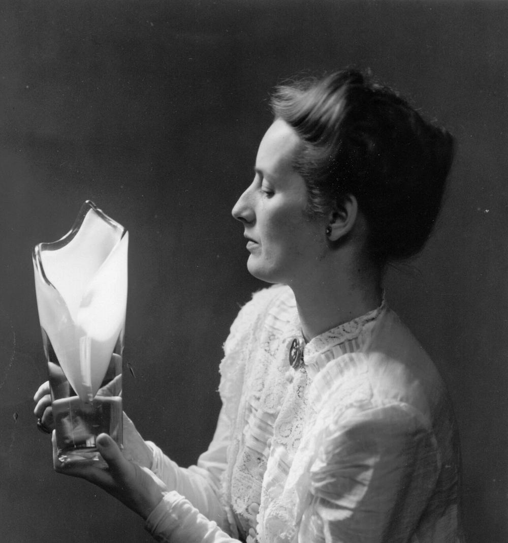 Kuvassa lasimuotoilija Gunnel Nyman maljakko käsissä