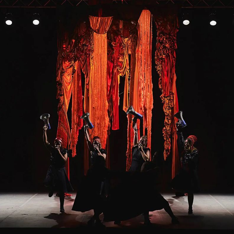 Театральная сцена с танцорами и красными декорациями (Teatterilava, esiintyjiä ja punaisia lavasteita)
