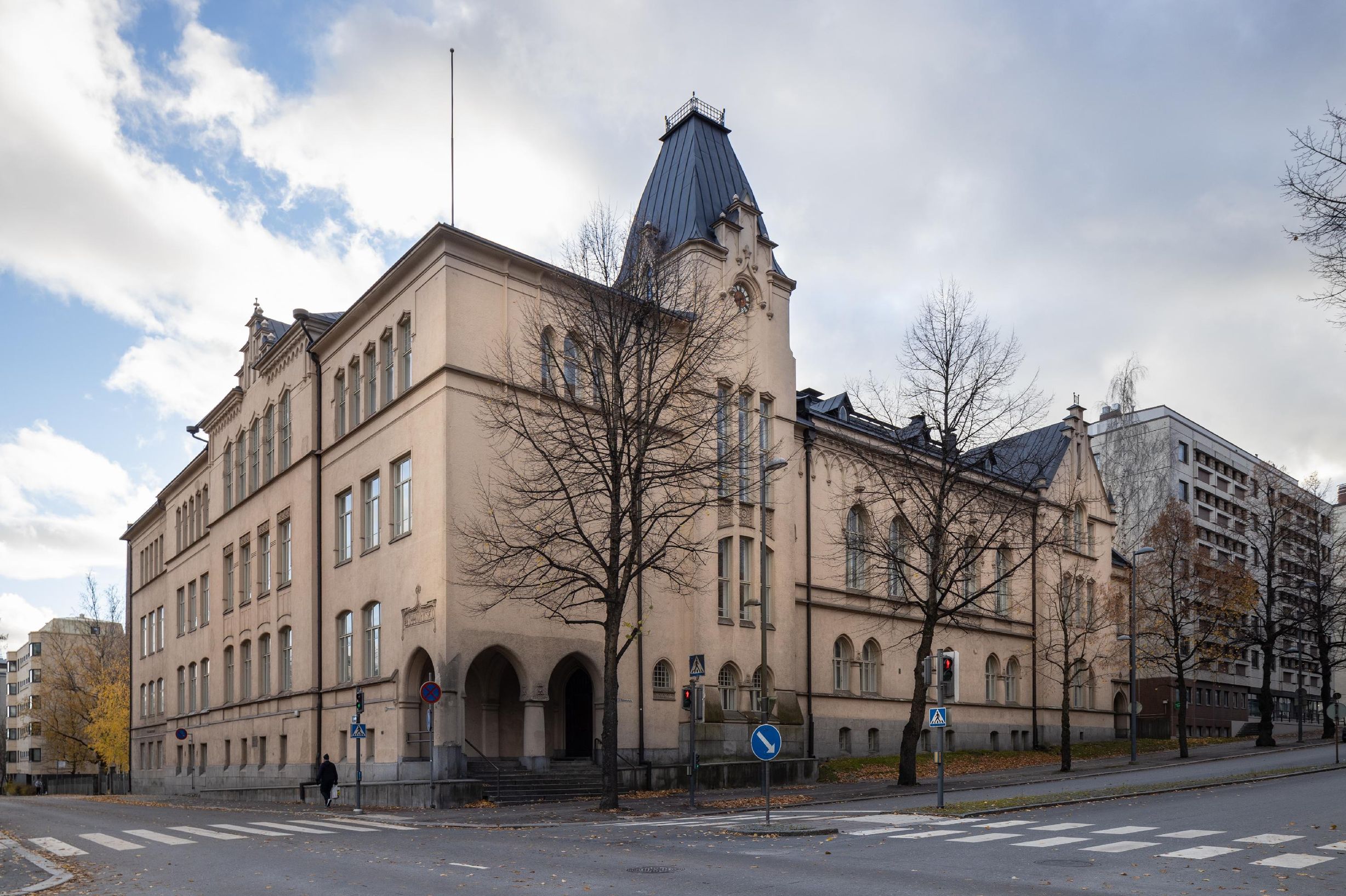 Финская женская школа, ныне школа Пююники в Тампере (Suomalainen tyttökoulu, nykyään Pyynikin koulu Tampereella)