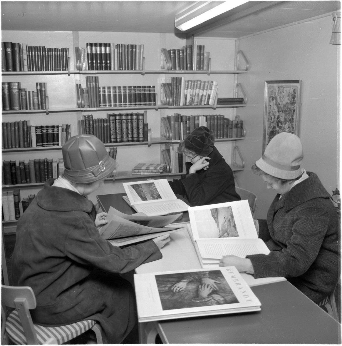 Ihmiset lukevat kirjastossa