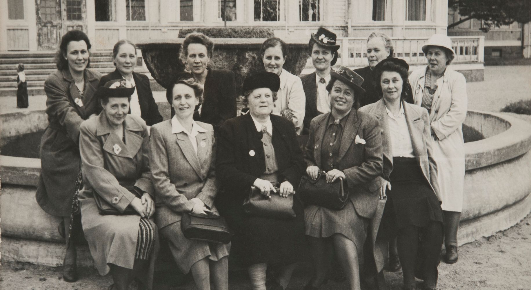 Группа март на фоне фонтана (Martat ryhmäkuvassa suihkulähteen edessä)