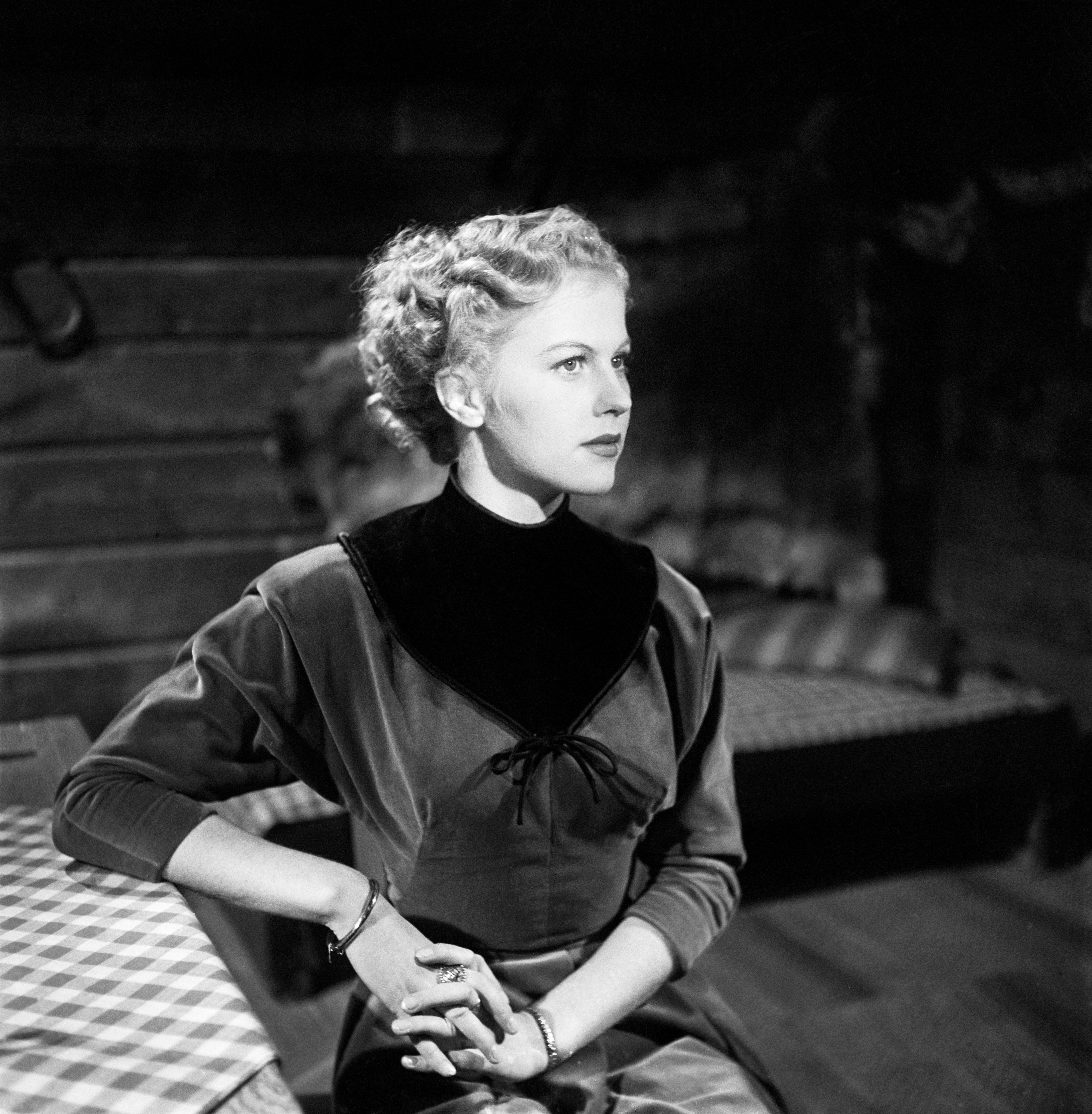  Арми Куусела сидя за столом на съемках фильма (Armi Kuusela istumassa pöydän ääressä elokuvan kuvauksissa)