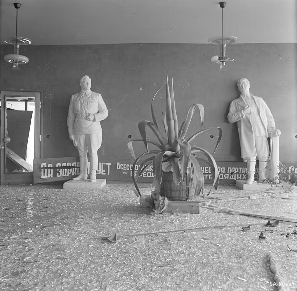 Suurikokoisia kipsipystejä Sortavalan seurahuoneella