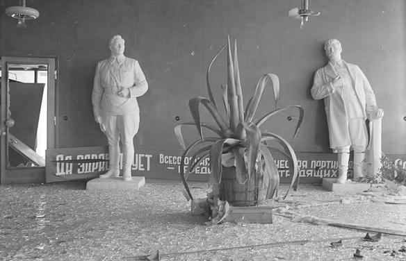 Suurikokoisia kipsipystejä Sortavalan seurahuoneella