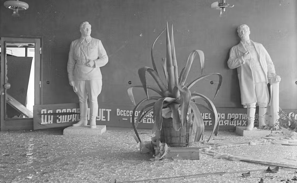 Suurikokoisia kipsipystejä Sortavalan seurahuoneella