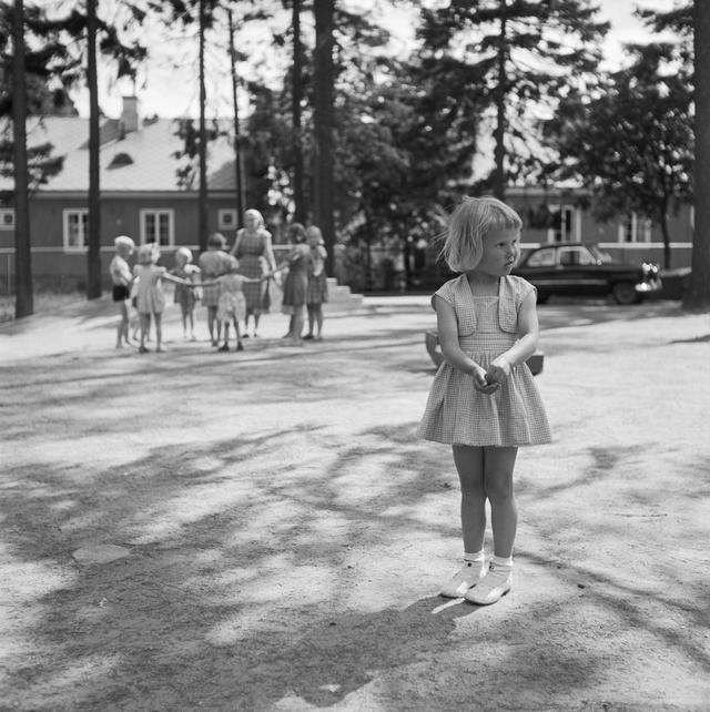 Kuva: Saarinen, U. Lapset puistotätien hoivissa. 1955. Finnish Heritage Agency. JOKA Journalistinen kuva-arkisto. UA Saarisen kokoelma.