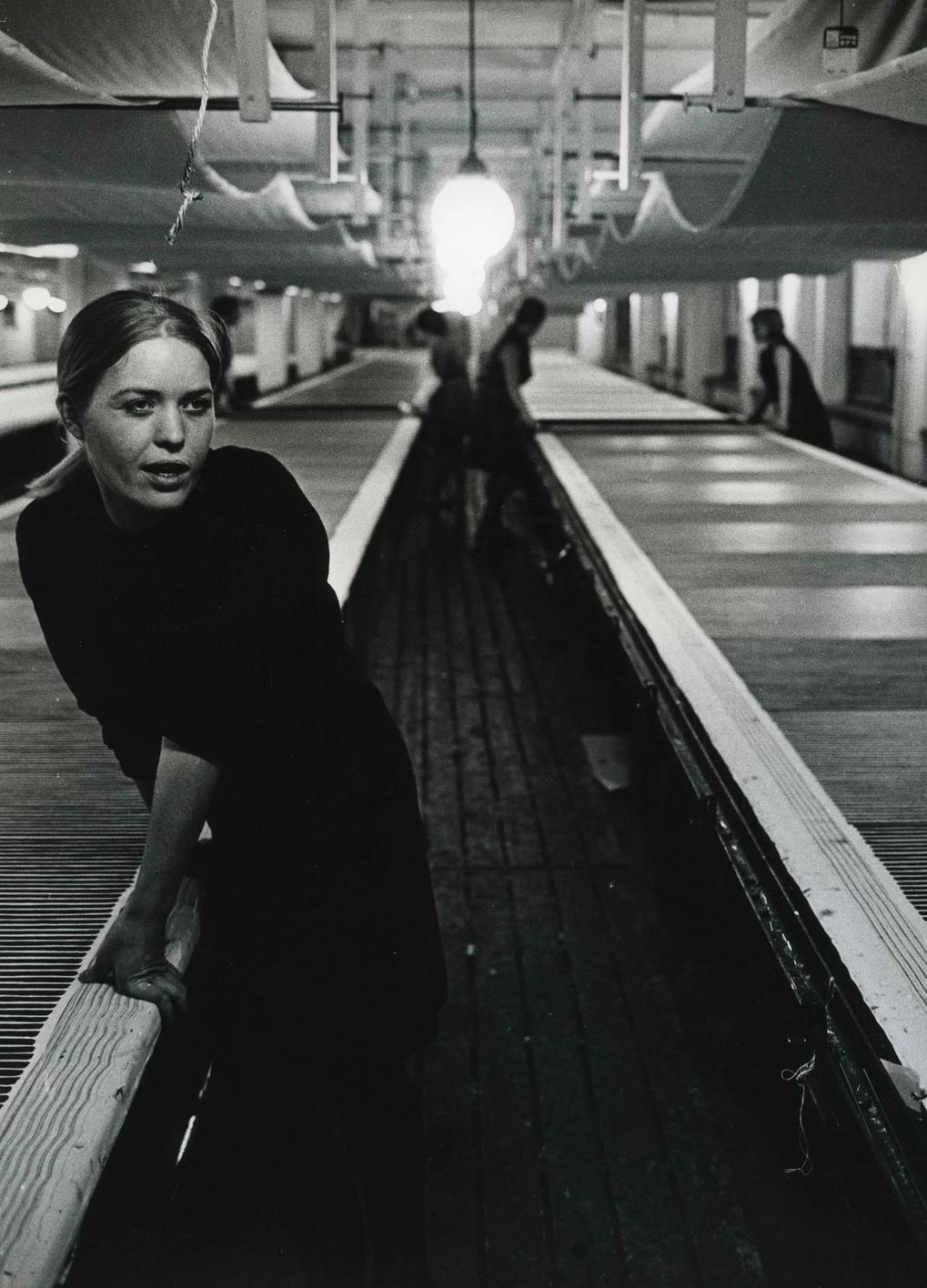 Анника Римала в печатном цеху (Annika Rimala painossa)