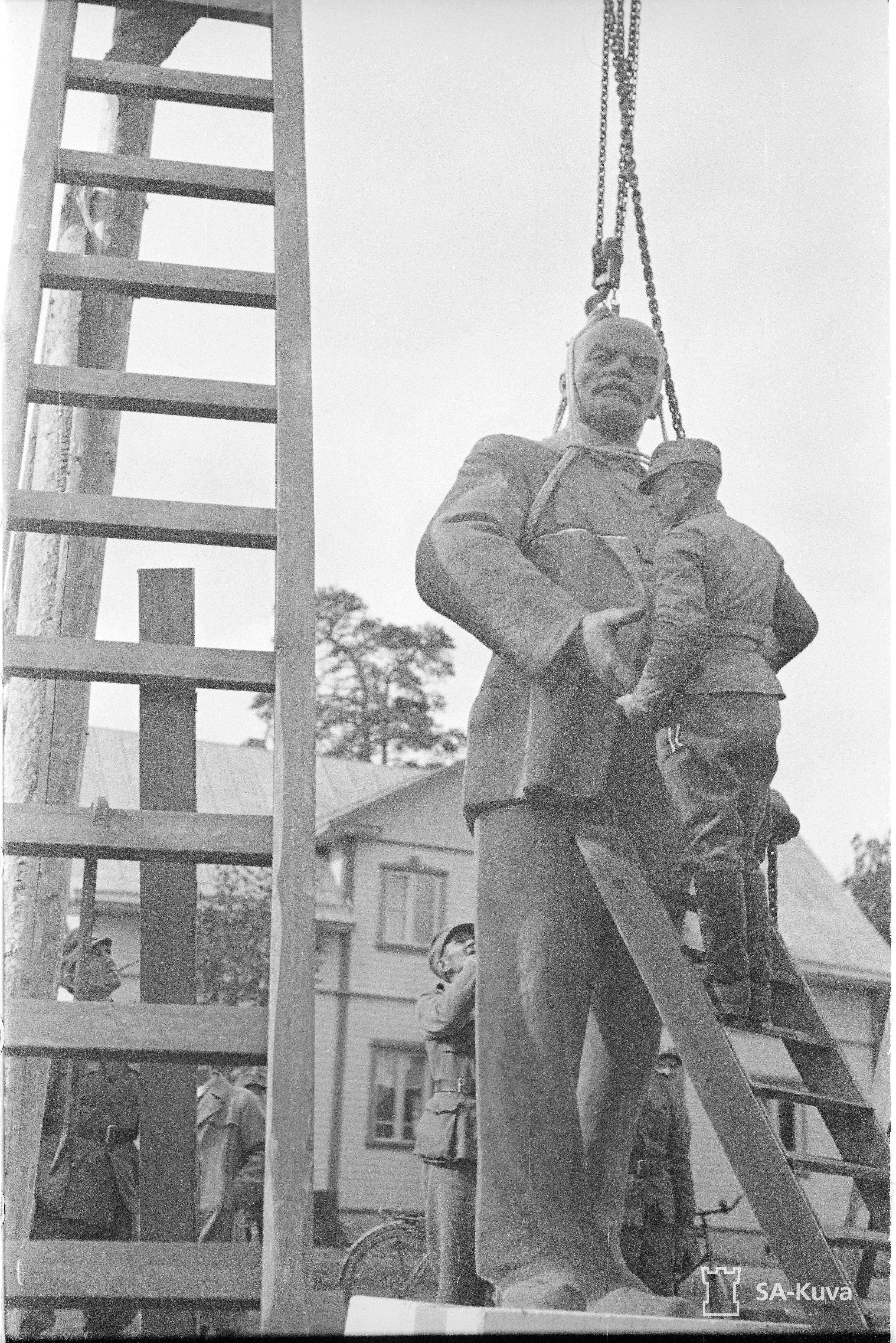 Leninin ja Stalinin patsas