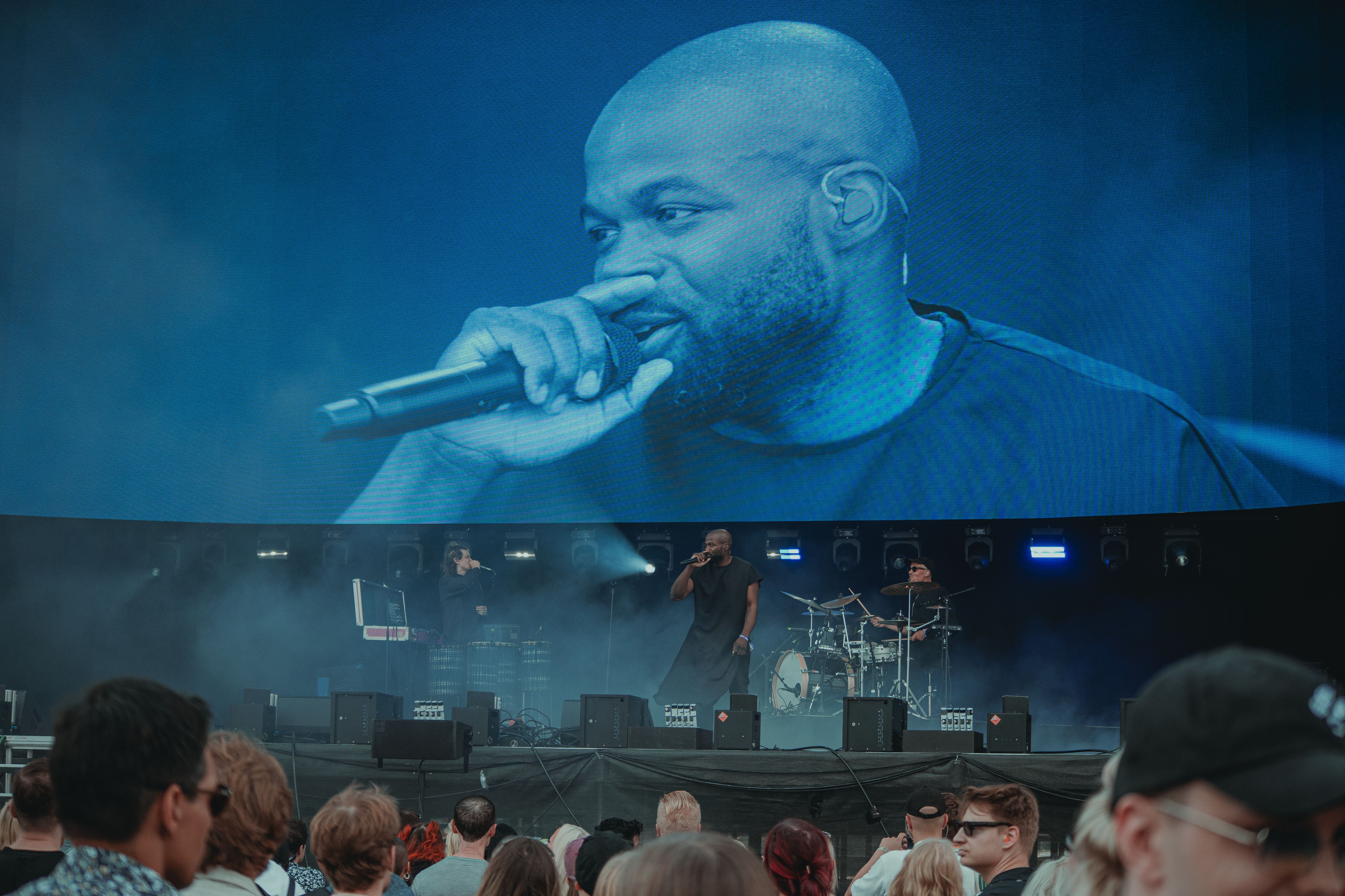 Йессе Маркин выступает на сцене (Jesse Markin esiintymässä)