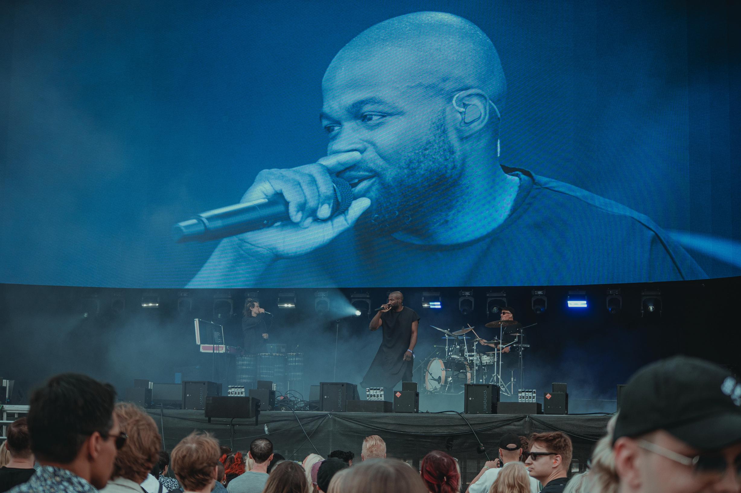 Йессе Маркин выступает на сцене (Jesse Markin esiintymässä)