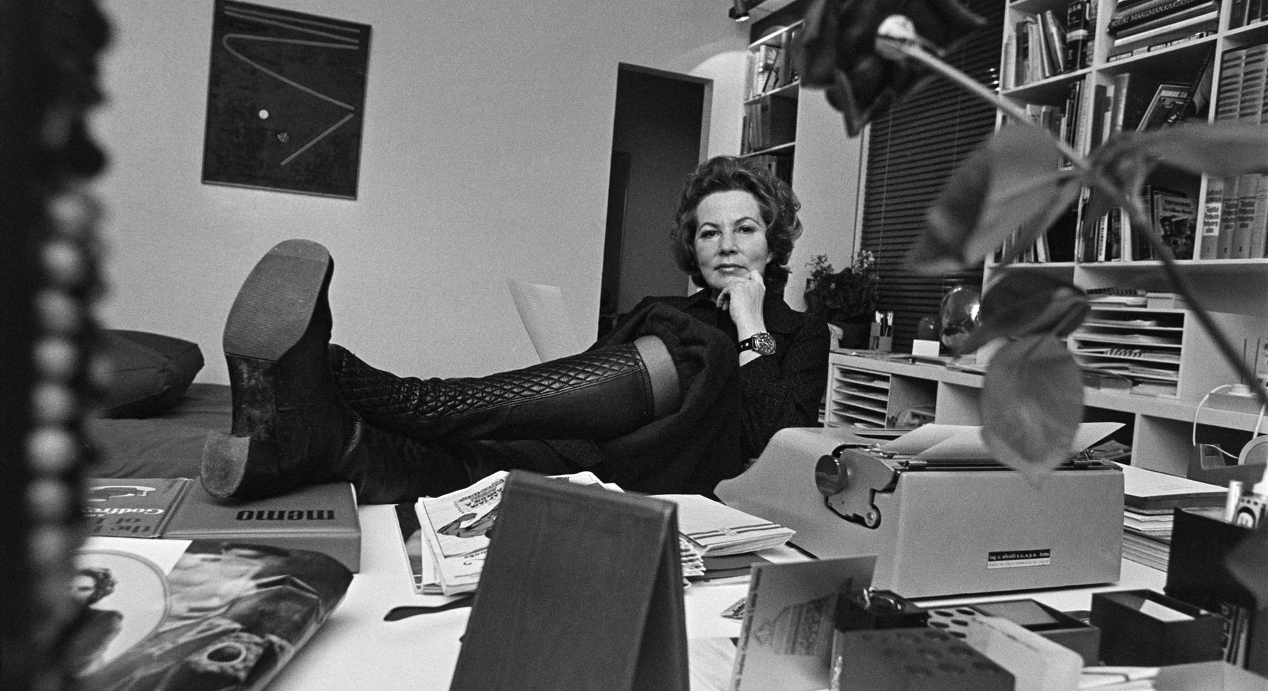 Арми Ратиа сидит в кабинете, подняв ноги на стол (Armi Ratia istuu työhuoneessaan jalat pöydällä)