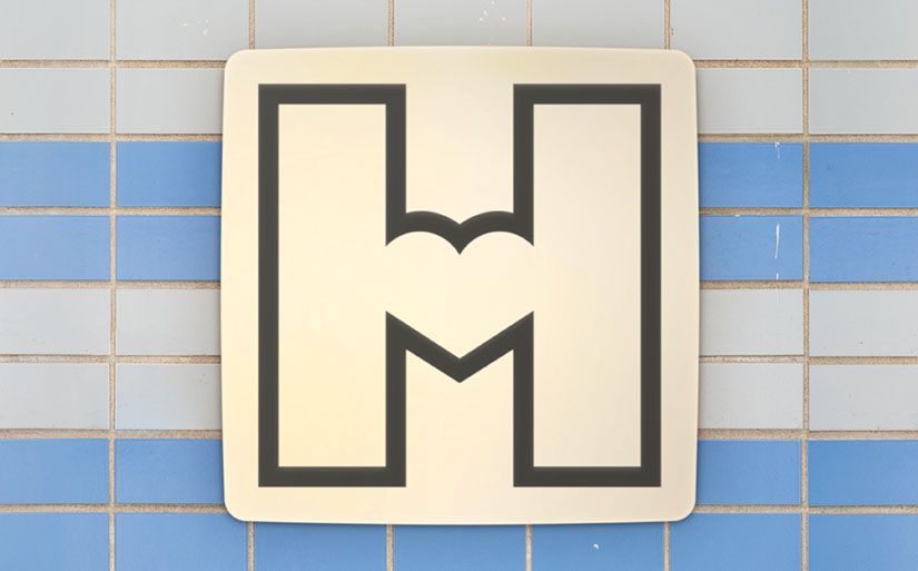 Логотип Музея города Хельсинки на кафельной стене. (Helsingin kaupunginmuseon logo kaakeliseinällä.)