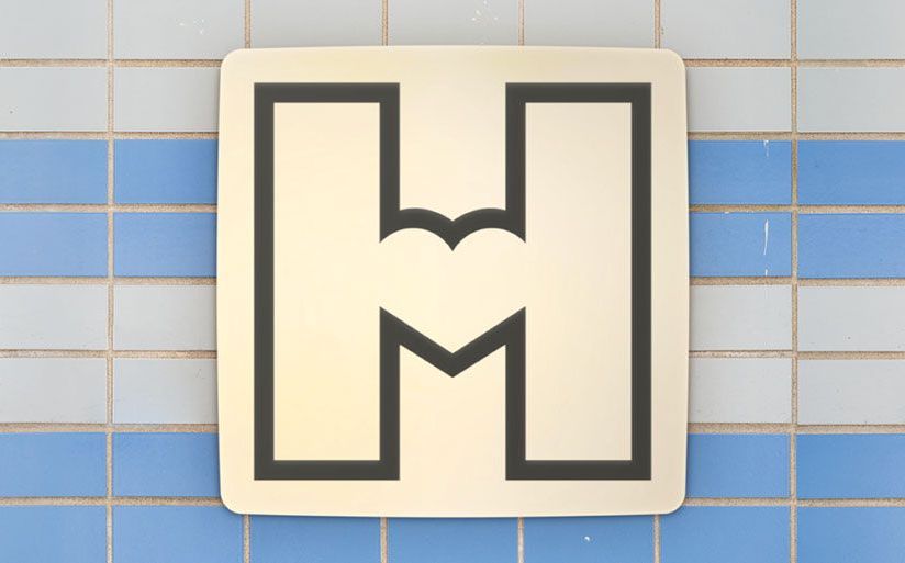 Логотип Музея города Хельсинки на кафельной стене. (Helsingin kaupunginmuseon logo kaakeliseinällä.)