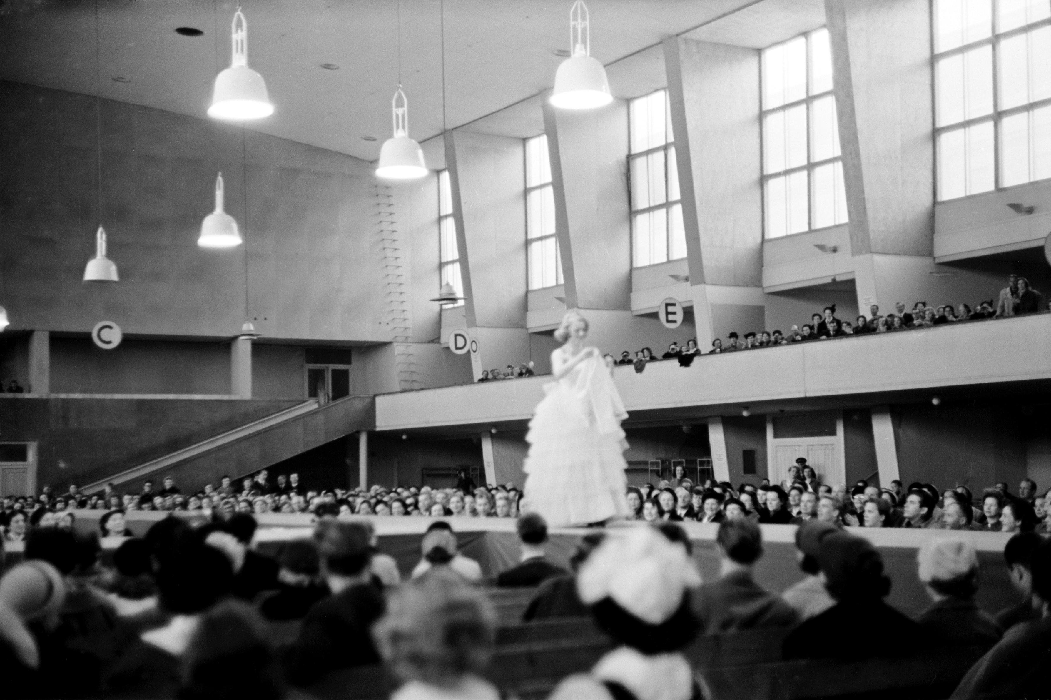 Тейя Сопанен в вечернем платье на подиуме (Suomen Neito Teija Sopanen esittelee iltapukua yleisölle)